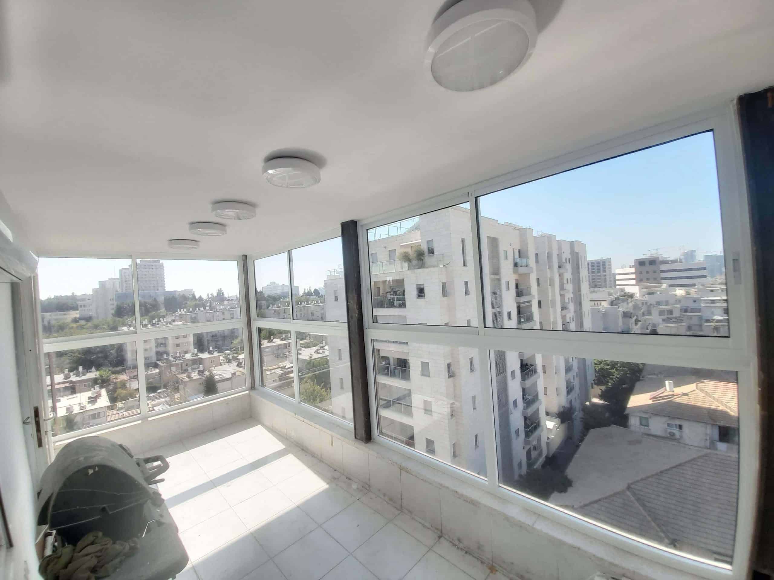 סגירת מרפסות שמש